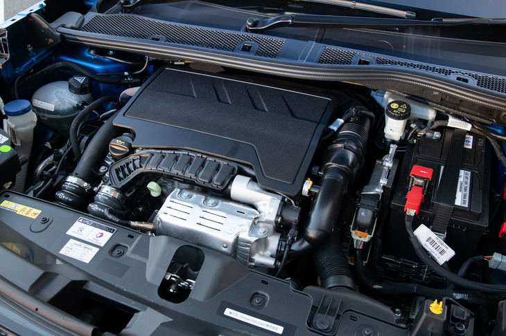 「SUV 2008」に搭載される1.2リッター直3ガソリンターボエンジン。2020年11月には電気自動車（EV）バージョンも納車が開始される。