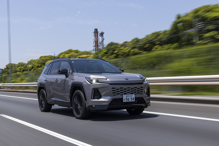 2.5リッター4気筒エンジンと前後のモーターを合わせたシステム最高出力は329PSに到達。これは「GRスポーツ」も同様で、0-100km/h加速のタイムは5.7秒とされる。