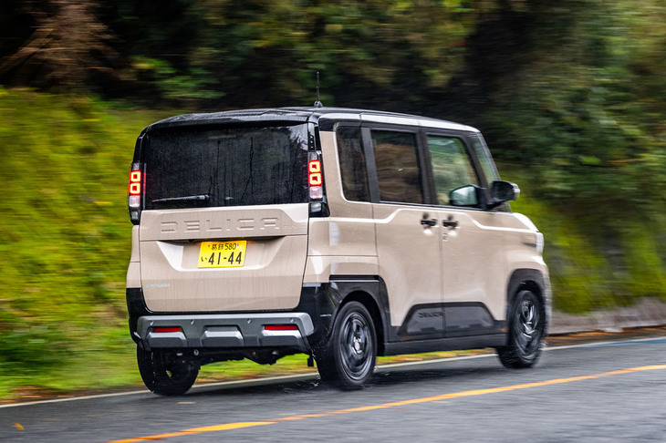 静粛性と乗り心地は良好。よほど急加速するのでなければ、エンジン音は気にならないレベルに抑えられている。コーナーでは緩やかなロールを感じるが、自然な動きなので不安を覚えることはない。装備だけでなく、走りも進化していることが確認できた。