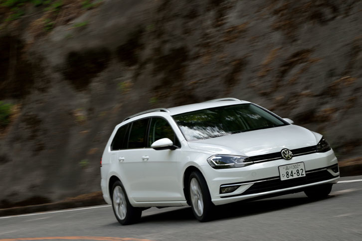 車重は1380kgと、このクラスのワゴンにしては軽量。ワインディングロードでのフットワークは軽快だ。