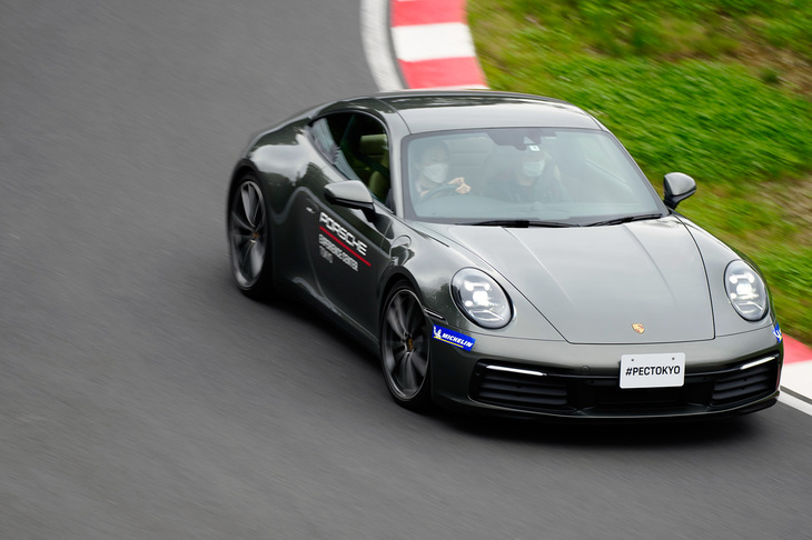 早速ハンドリングトラックへ。インストラクターの運転でコースの説明を受けたあと実際の走行となります。日常の運転に役立つハンドリングスキルを学ぶようにつくられたといわれるように、コーナーの多い山道を走っているような感覚でとても気持ちがいい！ はじめは肩に力が入ってしまいハンドル操作が雑になってしまいましたが、アドバイスどおり適切なコーナリングラインをとれるようにコースに置かれたコーン（クリッピングポイント）を意識して操作することで、少しずつコツがつかめてきました。