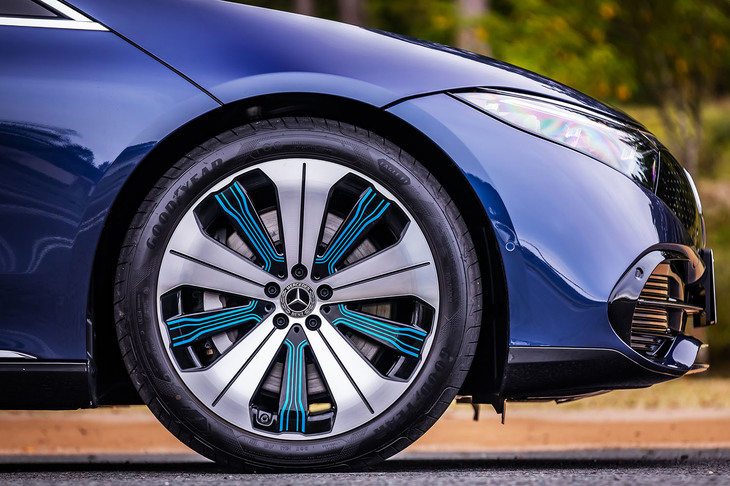 今回の試乗車は、標準装備となるブラック・ブルー／ハイシーン（切削加工）の21インチ10本スポークデザインアルミホイールに、265/40R21サイズの「グッドイヤー・イーグルF1アシンメトリック5」が装着されていた。