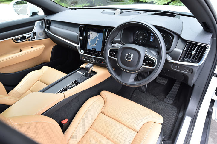 上質なレザーとウッドで上品に仕立てられたインテリア。機械的なスイッチは少なく、エアコンなどの操作はタッチスクリーン式センターディスプレイ（9インチ）で行う。