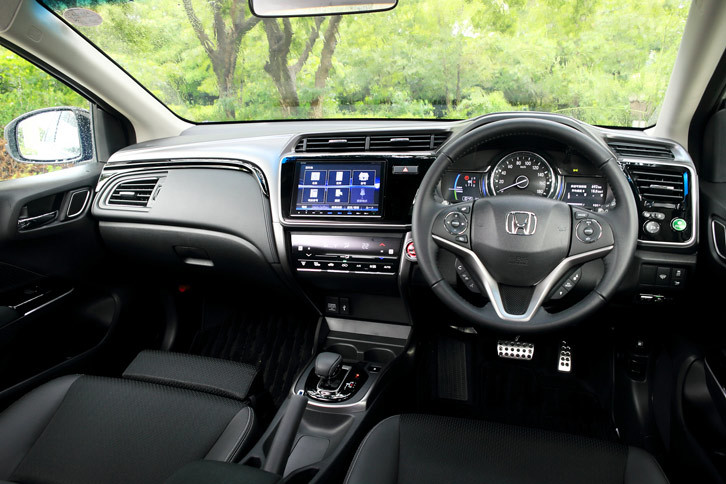 落ち着いた雰囲気のただよう「グレイス」のインストゥルメントパネルまわり。インテリアにも、各所にモデューロの用品が装着されていた。