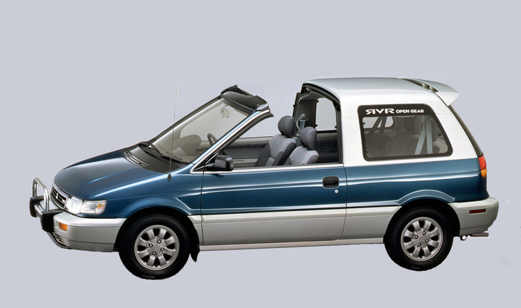 1995年「三菱RVRオープンギア」。短縮した「シャリオ」のシャシーに右側1枚、左側2枚（リアはスライド式）のドアとテールゲートを持つボディーを載せたRVR。オープンギアは3ドア化したボディーの前席ルーフ部分を電動開閉式としている。