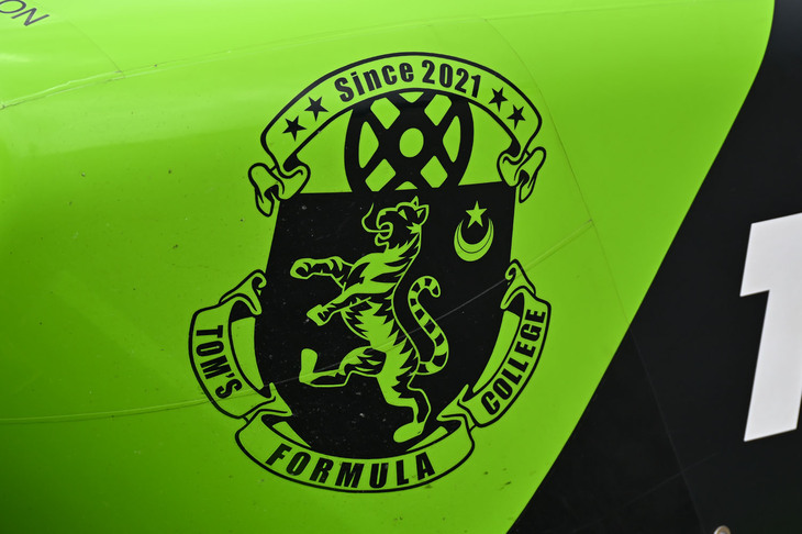 ボディーサイドに貼られた「トムスフォーミュラカレッジ」のエンブレム。虎が描かれているのはトムスの舘 信秀会長が現役時代に「マカオの虎」と呼ばれたことにちなんでいる。