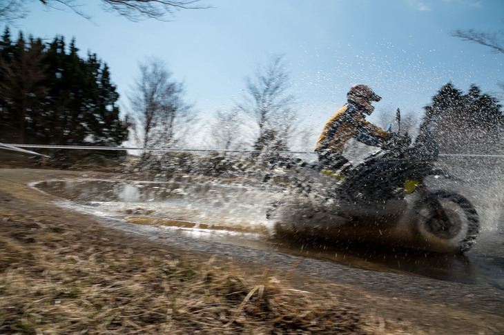 試乗会では、ダートやポンド（池）からなるオフロードコースも走行できたが、それでも「ノーデン901」の限界性能をうかがうには至らなかった。