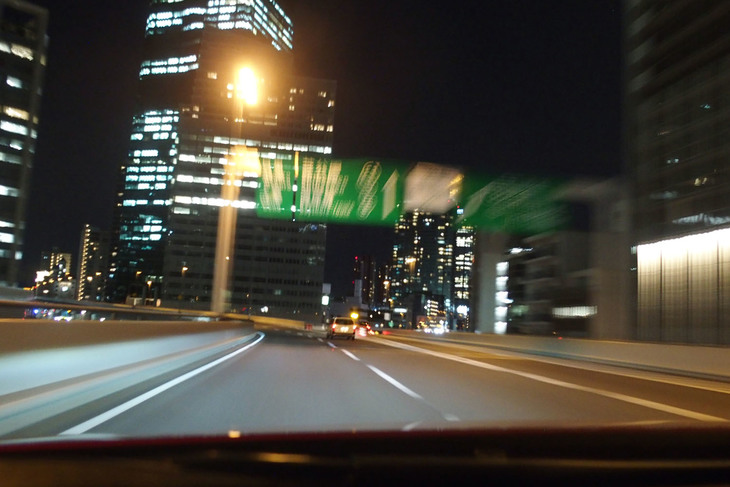 首都高4号線から都心環状線内回りへと進み、レインボーブリッジ経由でいつもの９号線上り辰巳PAを目指す。低中回転域ではそこそこだが、ブチ回せばしっかり高まっていくパワー感は、まさにスポーツセダンと呼ぶにふさわしい。決して速すぎない、中高年に優しいパフォーマンスも気に入った。