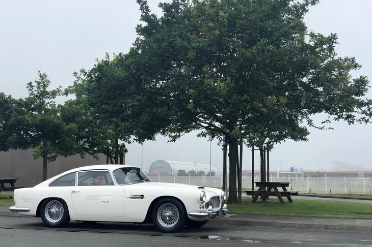 「アストンマーティンDB4」