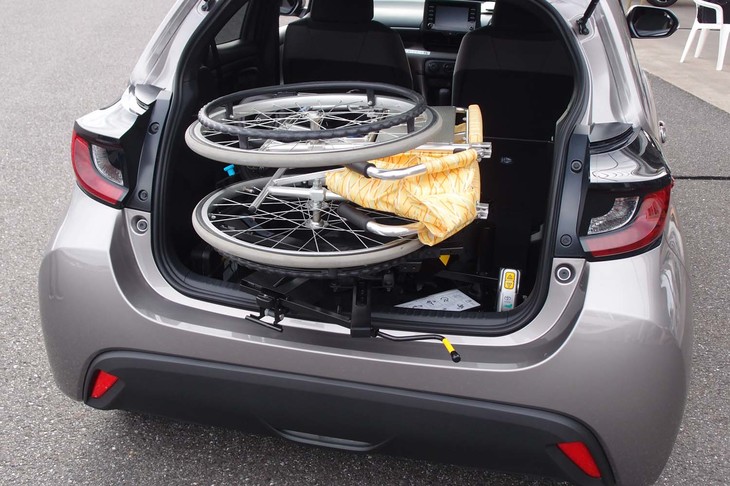 装置のサポートにより、車いすはまず写真の位置まで引き上げられる。この後、さらにスイッチ操作で奥へとスライドさせて、収納完了となる。