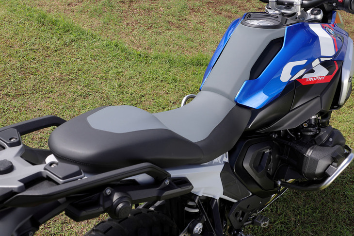 標準仕様のシート高は850mmで、「アクティブ車高調整」付きの車両では、停車中は820mmに下がる。発進して車速が50km/hを超えると自動で車高が上がり、25km/hになると下降する仕組みだ。