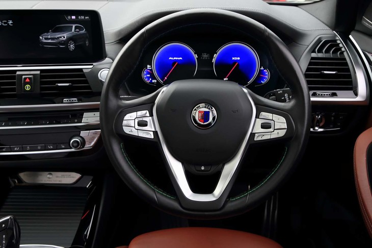 表皮にラヴァリナレザーを採用したステアリングホイール。ブルーとグリーンのステッチも特徴のひとつ。