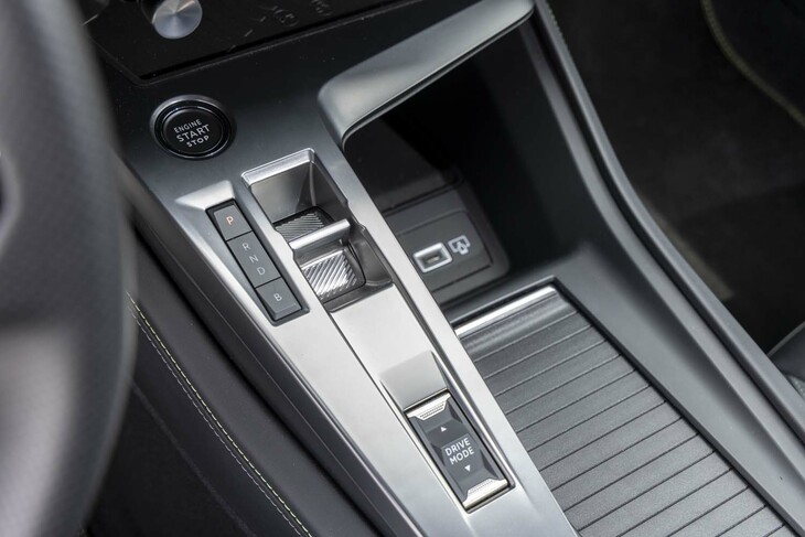 センターコンソールには、スターターボタンのほか、シフトセレクターやドライブモードの切り替えスイッチが並ぶ。