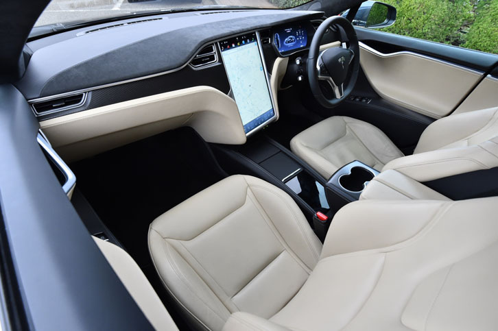 テスト車のインテリアカラーは、タン。このほかにブラックやグレーも選択できる。