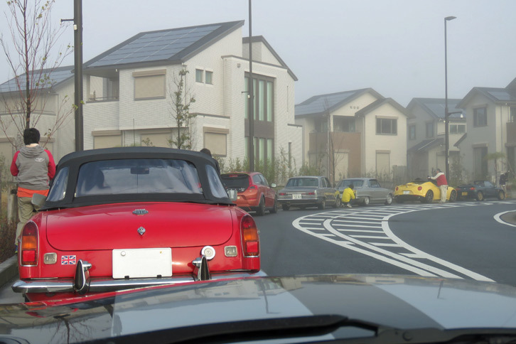 駐車場への入場を待つモーニングクルーズの参加車両。自動車関連のさまざまなイベントの拠点となっていた「カーライフラボ」はなくなってしまったが、依然として湘南T-SITEは、クルマ好きの交流の場であり続けている。