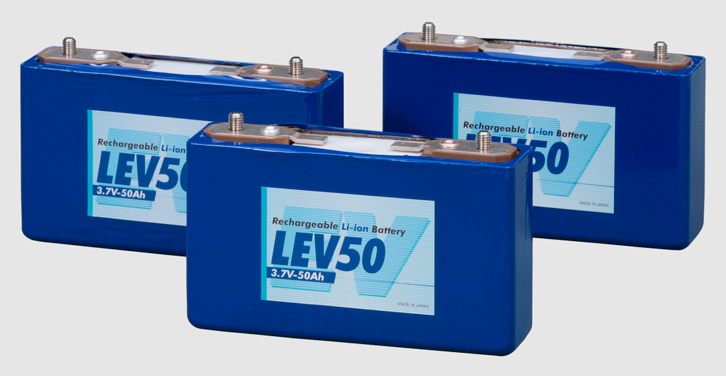 三菱が電気自動車やプラグインハイブリッド車に採用しているバッテリーセル。ケースの中には、レトルトパウチを思わせるラミネートセルが敷きつめられている。