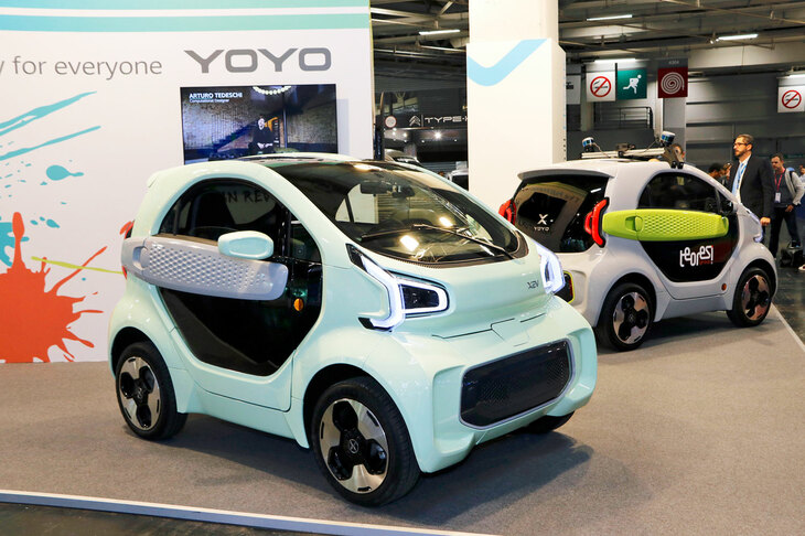 2023年9月、パリモーターショーのXEVブース。