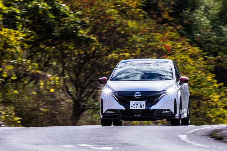 フォーミュラEからインスパイアされた「駿足（しゅんそく）の電動シティーレーサー」が「ノート オーラNISMO」の開発コンセプト。スポーティーなエアロパーツやブラックアルミホイールの採用などにより、ベースとなった「ノート オーラ」との違いがひと目でわかる。