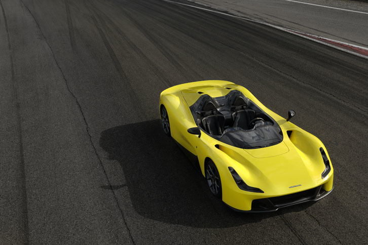 ダラーラのレーシングカーは世界のサーキットを席巻している。「ストラダーレ」にはその技術が注がれている。