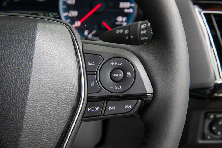 新型「クラウン」では、前走車追従機能付きクルーズコントロールが、全車標準装備となる。