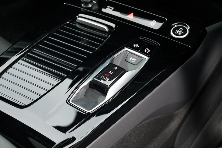 シフトセレクターは麻雀パイのようなサイズ感の前後スライド式。軽い力で押し引きできる。