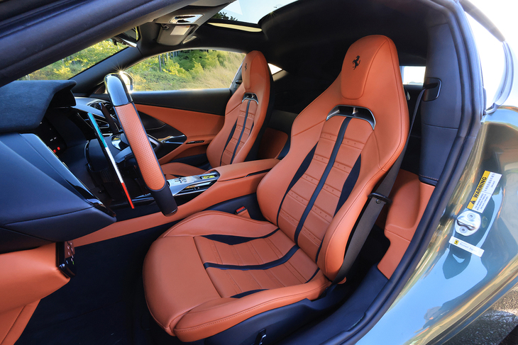 クラシカルなデザインの「デイトナスタイルシート」を装備。室内にふんだんに使われたオレンジのレザーの名称は「テッラアンティカ」。