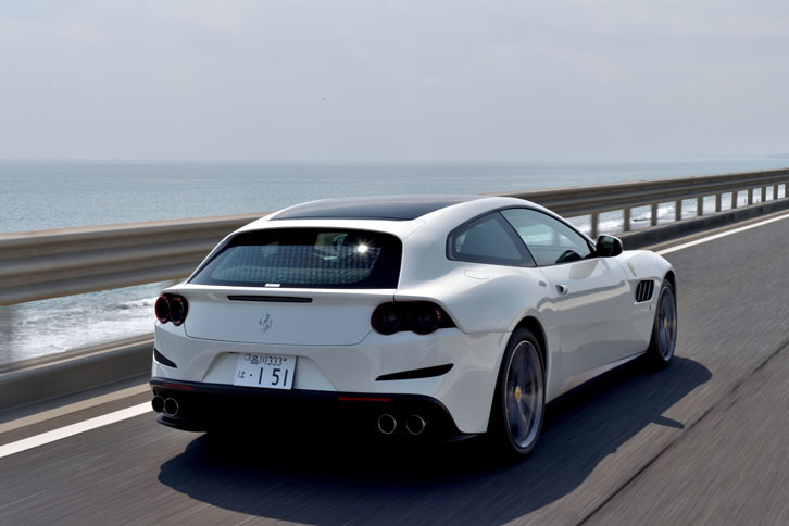 外観ではルーフの形状が変更されたほか、サイドウィンドウのグラフィックも手直しされて「FF」よりシャープさが増した。