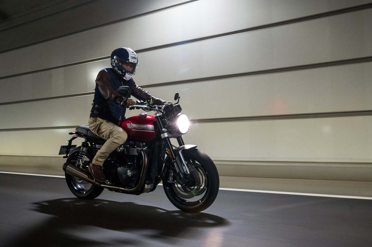 フロントを浮き上がらせることも容易なほどパワフルな「スピードツイン」だが、その特性はピーキーではなく扱いやすい。