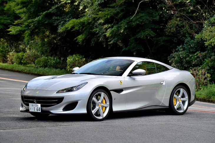 
	【フェラーリ・ポルトフィーノのスペック】
	ボディーサイズ：全長×全幅×全高＝4586×1938×1318mm／ホイールベース：2670mm／車重：1664kg（空車重量）／1545kg（乾燥重量）／駆動方式：FR／エンジン：3.9リッターV8 DOHC 32バルブ ターボ／トランスミッション：7段AT／最高出力：600ps（441kW）/7500rpm／最大トルク：760Nm（77.5kgm）/3000-5250rpm／タイヤ：（前）245/35ZR20／（後）285/35ZR20／燃費：10.7リッター/100km（約9.3km/リッター、欧州複合サイクル）／価格：2530万円

	
	【取材時の燃費データ】
	テスト距離：221.4km（市街地1：高速道路8：山岳路1）／使用燃料：32.2リッター（ハイオクガソリン）／参考燃費：6.9km/リッター（満タン法）
	