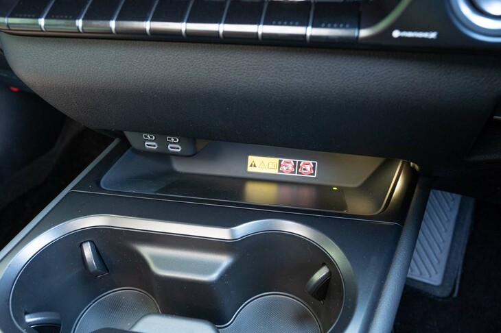 「おくだけ充電」は2万4200円のオプション。その上にある2つのUSBタイプCポートは充電専用で、「Apple CarPlay」と「Android Auto」を利用するにはコンソールボックス内のUSBタイプAを使うことになる。