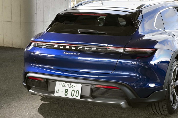 リアまわりは、「911」に似た「タイカン」とは異なり、塊感のあるSUVライクなデザインになっている。