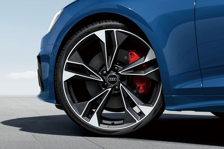 「A5スポーツバック」にはアウディスポーツ製の「20インチ5ツインスポークポリゴンデザインアンスラサイトブラックポリッシュトアルミホイール」が採用される。