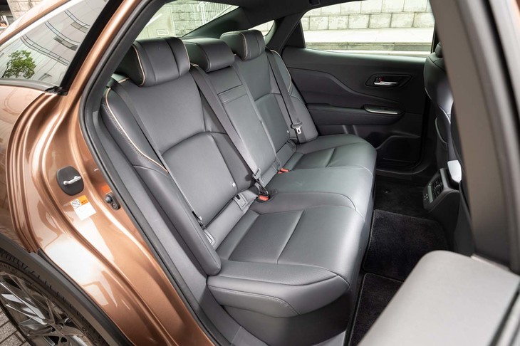 FFパッケージを生かし、後席の足元は先代よりもずっと広い。ドアのソフトクローザー機能（半ドア状態でも自動で閉まる）はリアドアだけに付いている。