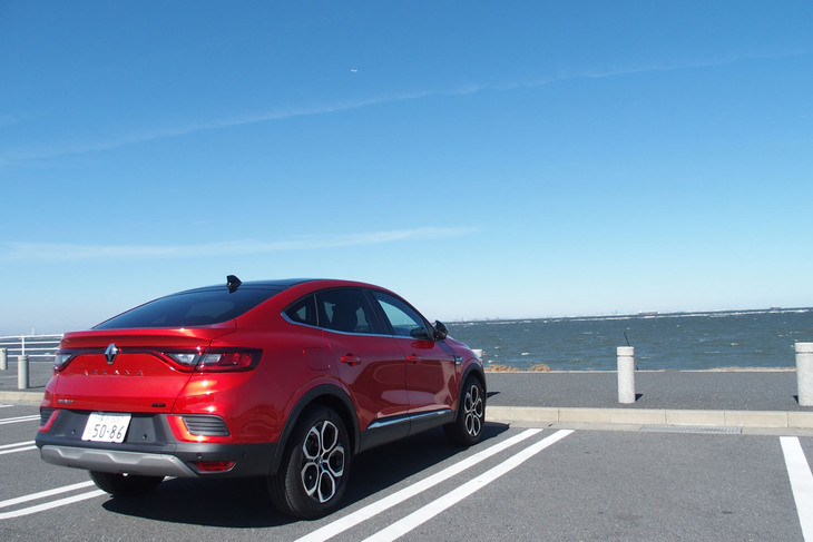 流麗なルーフラインが目を引く「アルカナ」のボディーサイズは全長×全幅×全高＝4570×1820×1580mm、ホイールベースは2720mm。CセグメントSUVのハイブリッド車としては軽い1470kgの車重も特徴だ。