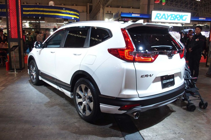 3分割のリアアッパーウイングを装備した「MUGEN CR-V」（無限用品装着車）。