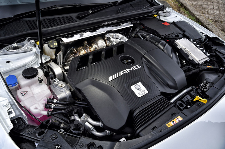 最高出力421PS/6750rpm、最大トルク500N・m/5000-5250rpmを発生させる2リッター直4ターボエンジン。車体前方が吸気側、後方が排気側となる通常とは逆の搭載方法が採用されている。