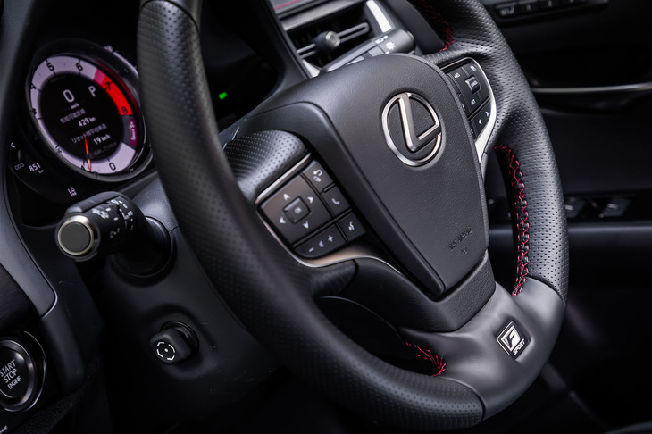 “Fスポーツ”に標準で装備されるディンプル付きのステアリングホイール。同じくディンプル付きのシフトセレクターとデザインがコーディネートされている。