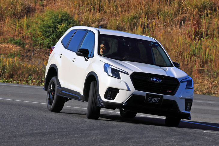 フレキシブルパーツの狙いは、操舵の瞬間にフロントの内輪に仕事をさせること。これにより操舵に対して素早く、かつ穏やかに反応するコーナリング特性を実現している。