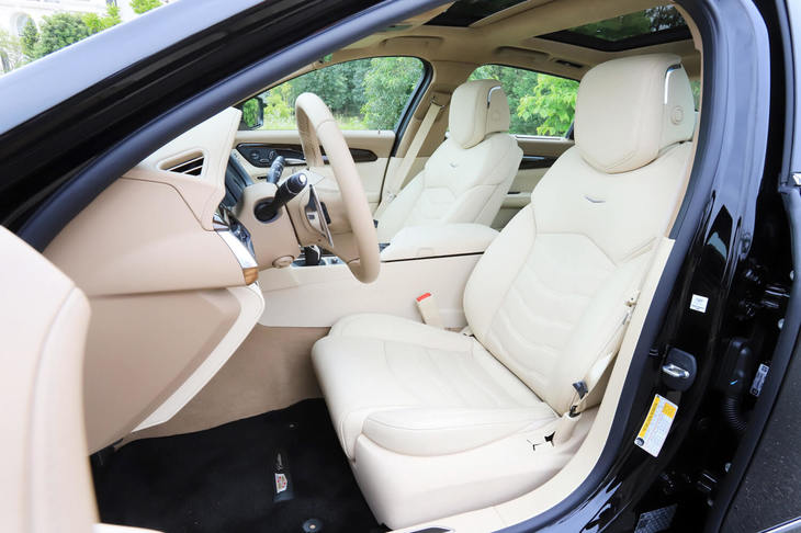 セミアニリン仕上げのフルレザーシート。20Wayの電動調整機構付きで、ヒーターやベンチレーション機構、マッサージ機能などが装備される。