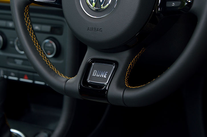 革巻きのステアリングホイールは、イエローのステッチ入り。下部スポークに「DUNE」のロゴが添えられる。