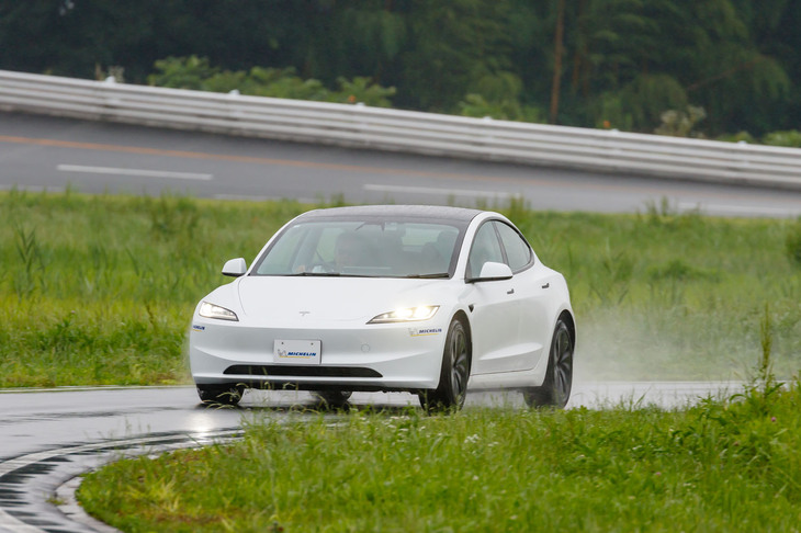 現在新車として販売される、およそ半数が電動車。その傾向は今後も拡大しながら続くとミシュランは予想している。写真はフルEVの「テスラ・モデル3」。