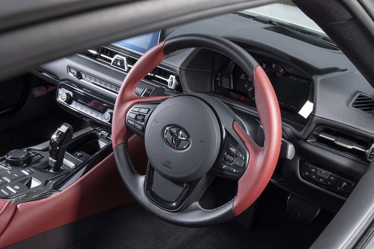 ステアリングホイールは「イグニッションレッド」とブラックのツートン仕立て。ウインカーレバーは左から生える。