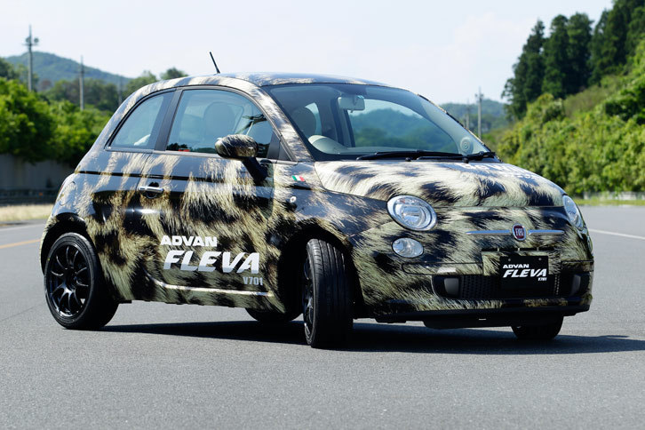 「アドバン フレバV701」のキャッチコピーは「Be Wild.」というもので、試乗会場には動物の毛並みがラッピング加工で表現された「フィアット500」や「トヨタ86」が並べられていた。
