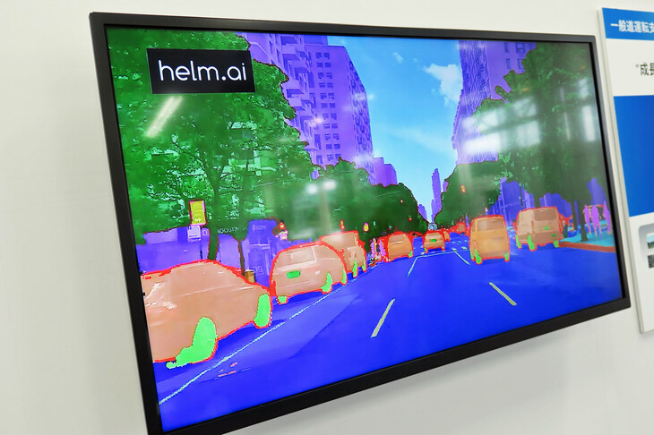 市街地における高度運転支援の実現に際しては、人が提供したデータによるだけでなく、さまざまな情報をもとに自ら学習するAIを導入し、カメラ映像をより高度に解析。高精度地図データなどに頼らない運転支援を実現するとしている。