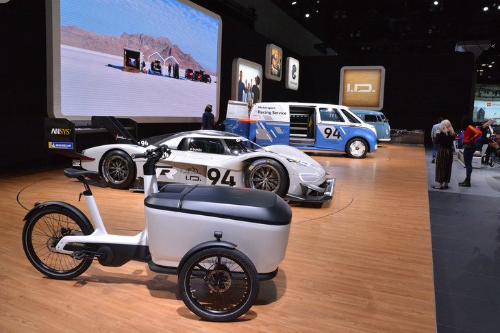 フォルクスワーゲンのメインステージ。手前に見えるのが電動自転車で、中央がパイクスピークヒルクライムのレースカー、奥が「I.D. buzz」と、すっかり“電動車推し”だ。