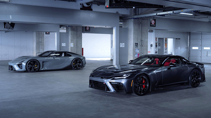 バランスがよく洗練されたデザインの「レクサスLFAコンセプト」だが、強烈な異物感を放つ「トヨタGR GT」と並べられると、ちょっと地味な印象も。