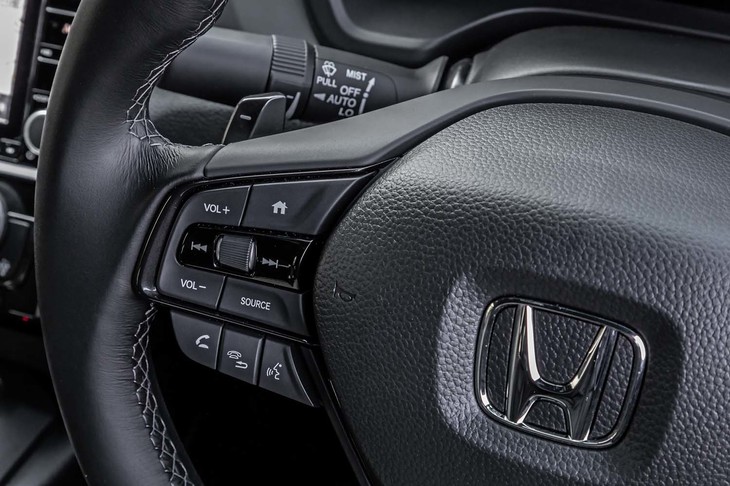 シフトパドルに似たデザインを持つ減速セレクターが、ステアリングホイールの裏側に備わっている。アクセルオフ時の減速度を3段階に調整可能で、左側のスイッチが減速を強め、右側のスイッチ減速を弱める働きを持つ。スポーツモード時にこのスイッチを操作すると、減速度が固定される。中央部を指先で上下に動かすことで、マルチインフォメーションディスプレイの各表示を切り替え可能なセレクターホイールを左側に配置する。