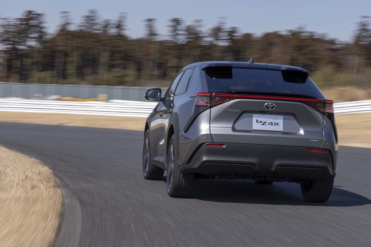 一充電あたりの航続可能距離はFWD車が530km前後、4WD車が460km前後と公表されている。