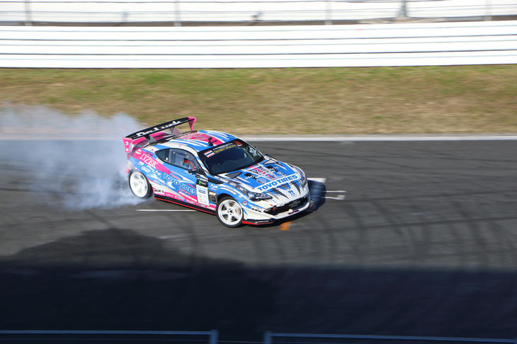 ホームストレートで行われた「ドリフトエクストリーム」。ドリフト界の猛者たちが華麗なテクニックで、クルマをダンスさせた。