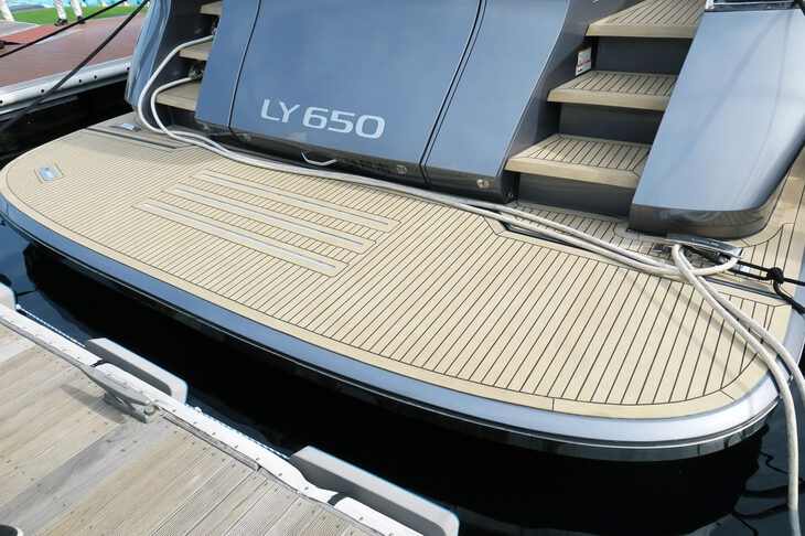 リアデッキには、泳いだ人が海から上がれるよう、昇降機能が備わっている。